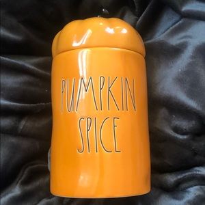 New- Pumpkin spice Rae Dunn candle with tooper